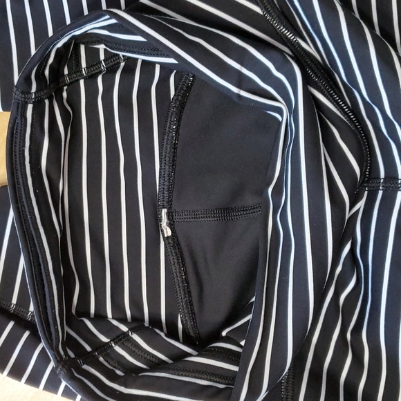 LuluLemon Black/White Striped Train Times Mesh 7/8’s Size 2 - Picture 6 of 6